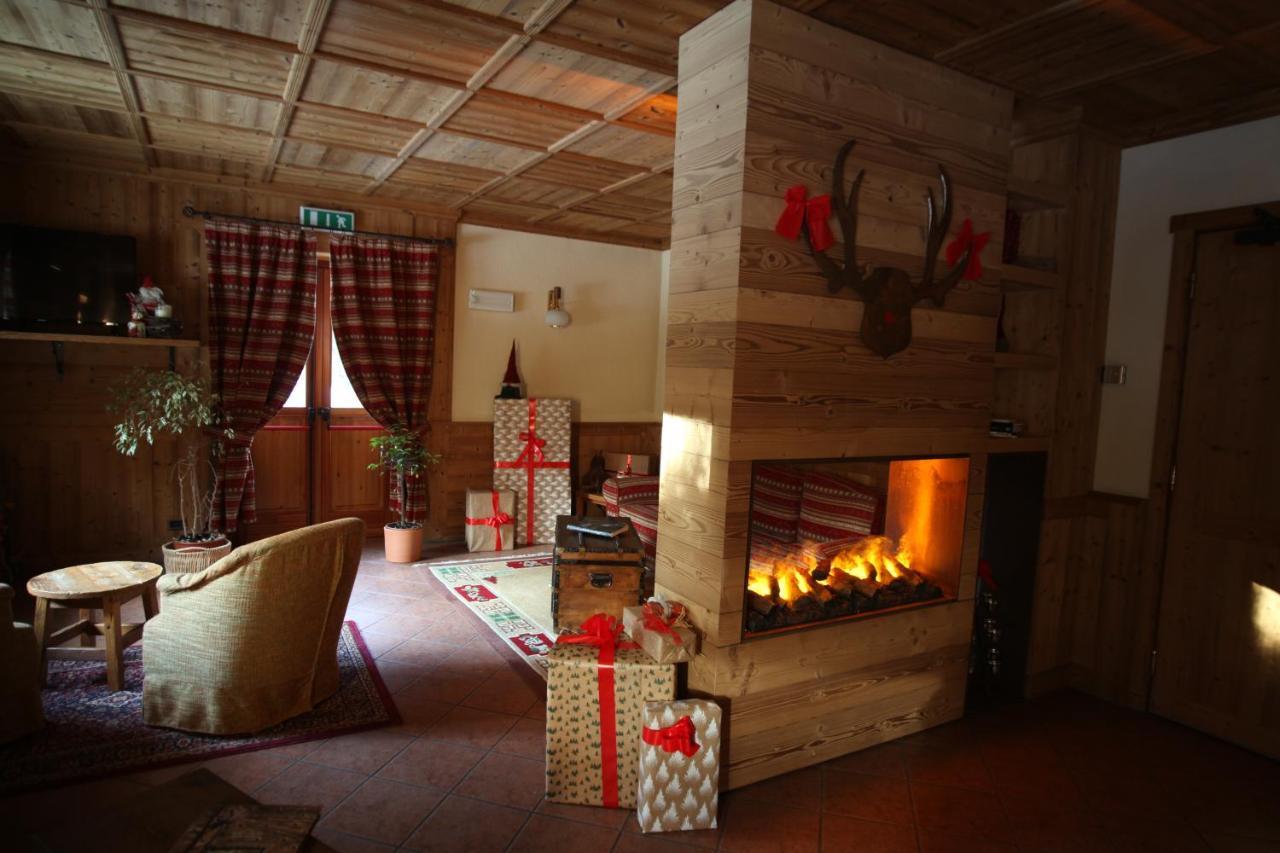 Hotel Petit Tournalin Champoluc Exteriör bild