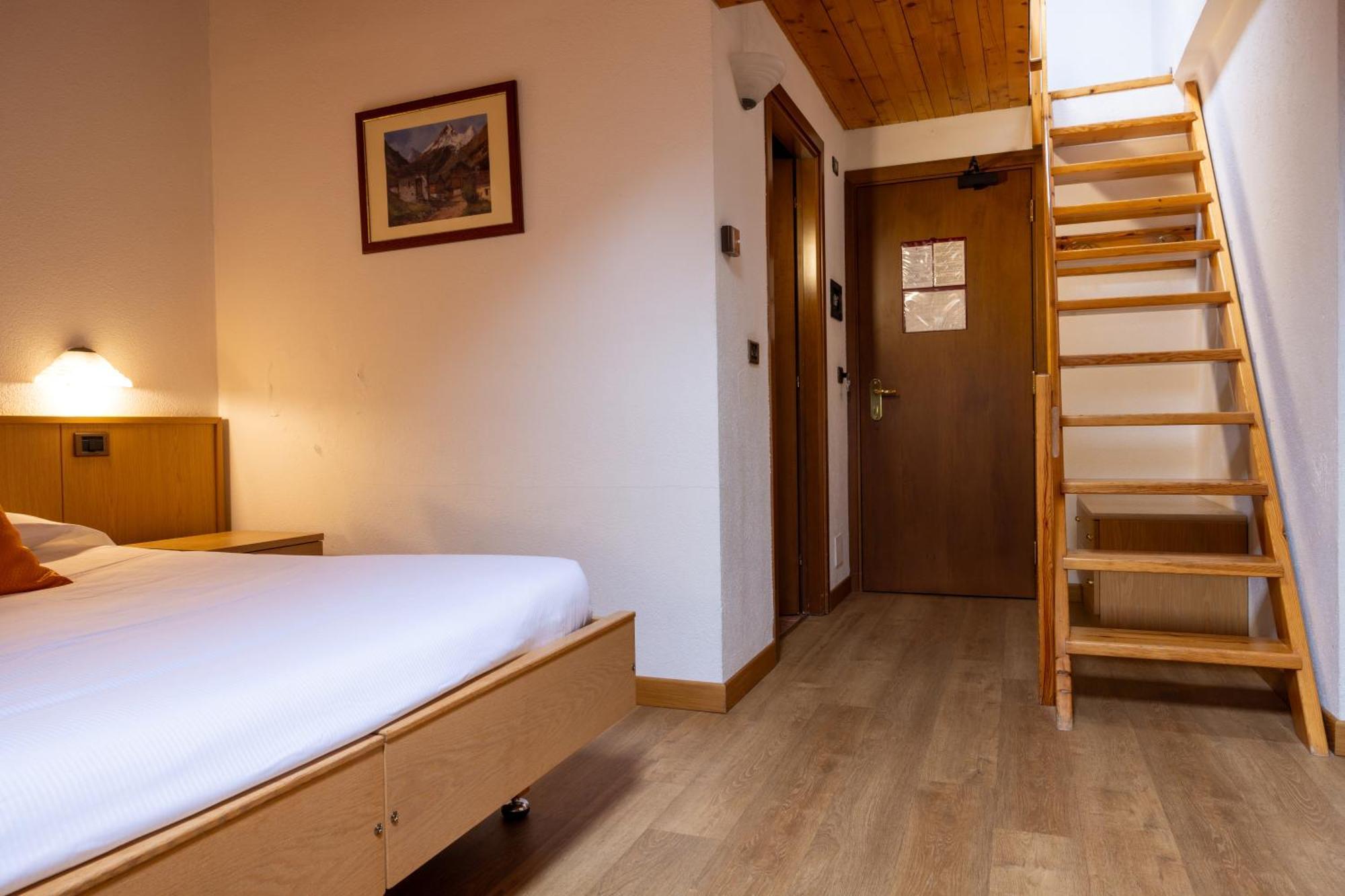 Hotel Petit Tournalin Champoluc Exteriör bild