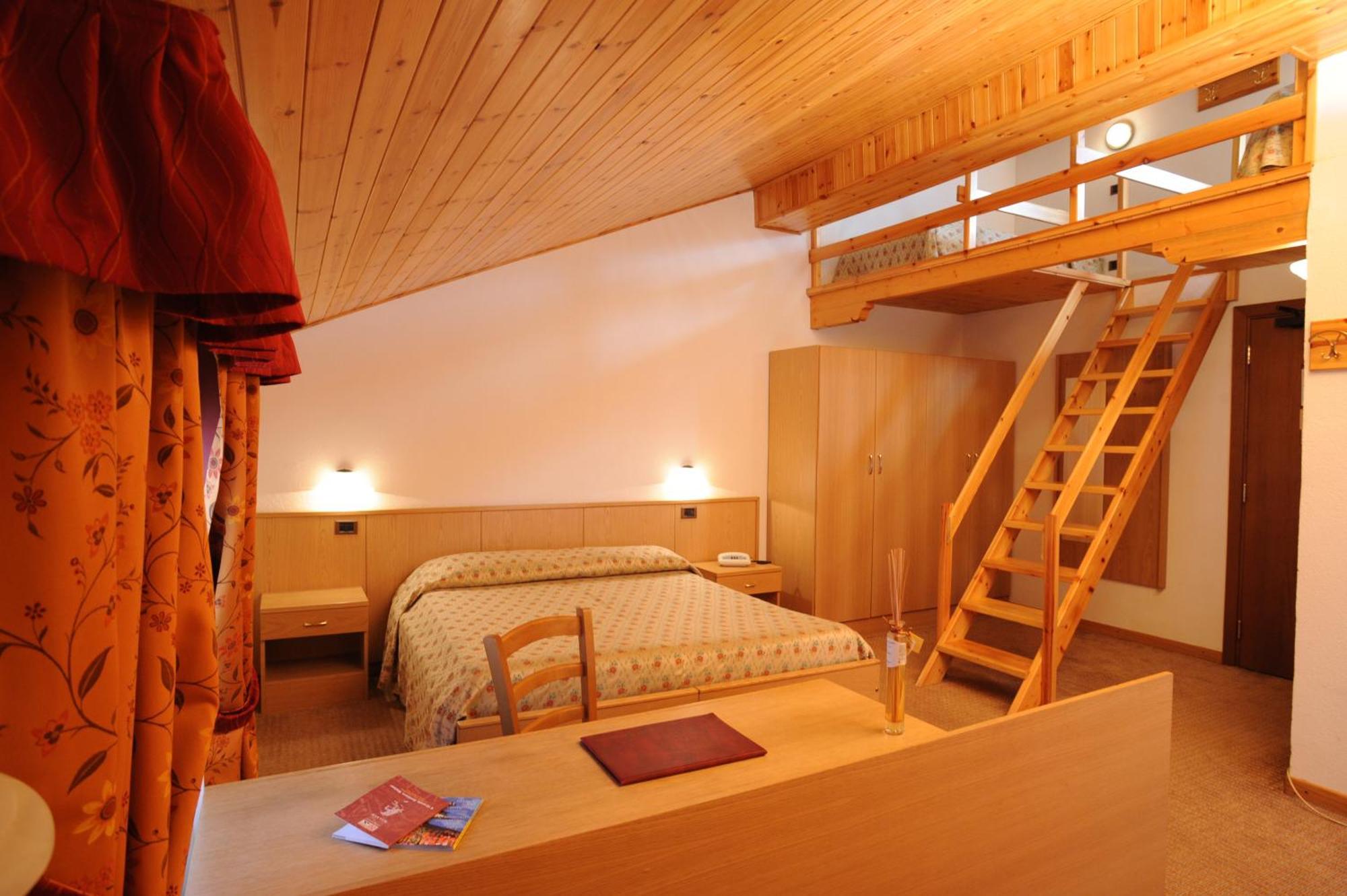 Hotel Petit Tournalin Champoluc Exteriör bild