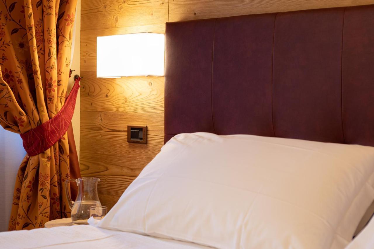 Hotel Petit Tournalin Champoluc Exteriör bild