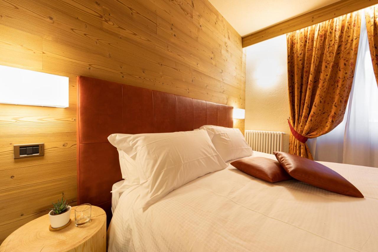 Hotel Petit Tournalin Champoluc Exteriör bild