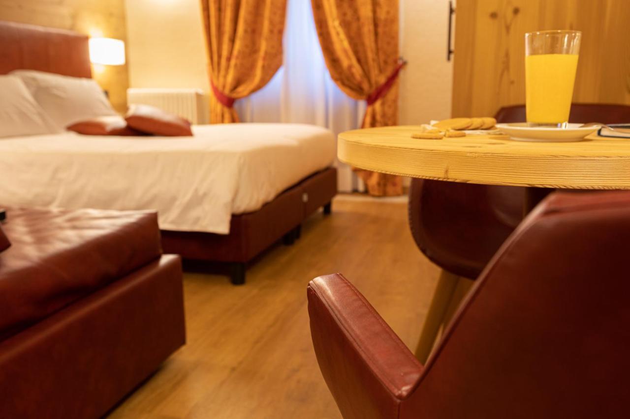 Hotel Petit Tournalin Champoluc Exteriör bild