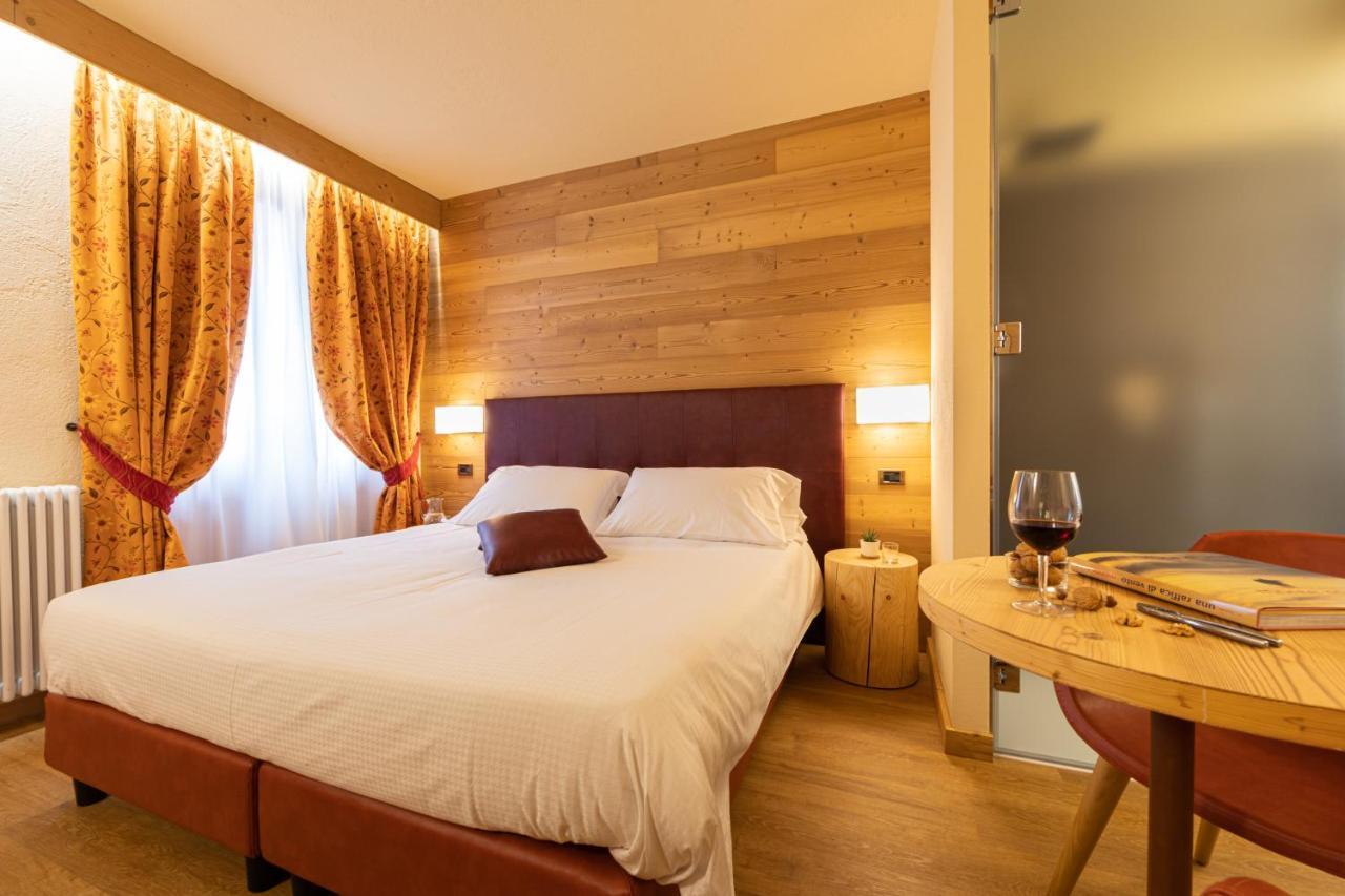 Hotel Petit Tournalin Champoluc Exteriör bild